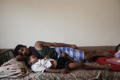 Manish, que ha sido operado por deformación congénita de la uretra, duerme con su padre, Lakshman, en su habitación del hospital.