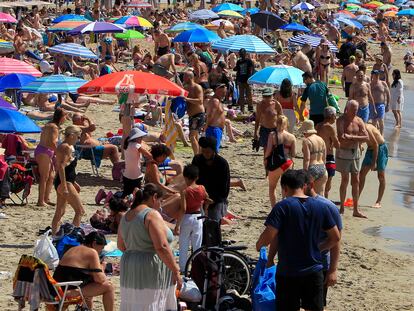 Vista de la playa de El Postiguet (Alicante) este jueves, llena de gente que aprovecha el sol tras las tormentas y el fresco de los últimos días en la Comunidad Valenciana.