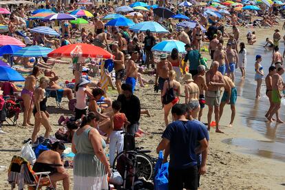 Vista de la playa de El Postiguet (Alicante) este jueves, llena de gente que aprovecha el sol tras las tormentas y el fresco de los últimos días en la Comunidad Valenciana.