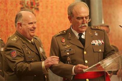 El jefe del Estado Mayor del Ejército de Tierra, José Antonio García, con el teniente general Pitarch.