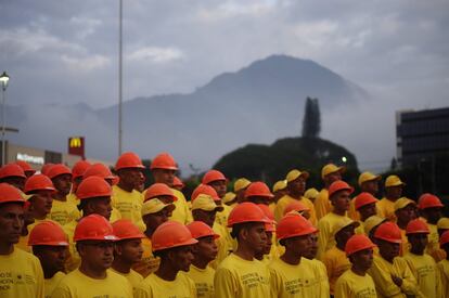 Un grupo de reclusos salvadoreños hace cola después de que el gobierno decidiera reubicarlos para que trabajasen en la construcción de infraestructuras policiales.