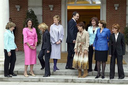 José Luis Rodríguez Zapatero, junto con sus ocho ministras en La Moncloa, el pasado 19 de abril.