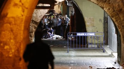 La policia i els serveis d'emergència amb el cadàver del palestí després de l'atac.