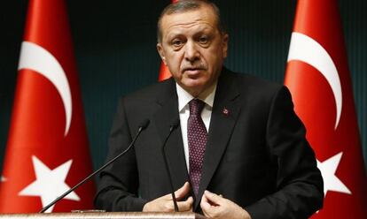 El presidente de Turquía, en una rueda de prensa este lunes.