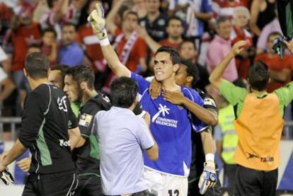 Jaime, tras detener dos penaltis al Granada en los 'playoffs' de ascenso, cuando era jugador del Elche.