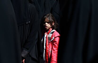 Una niña yemení durante una protesta de mujeres frente a la sede de Naciones Unidas (ONU) en Saná, en contra de las operaciones militares en curso y los ataques aéreos llevados a cabo por la coalición de Arabia en su país.