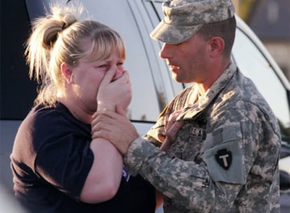 Un soldado consuela a una familiar de una víctima.