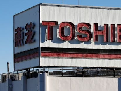 Un logo de Toshiba en un edificio de la compa&ntilde;&iacute;a en Jap&oacute;n.