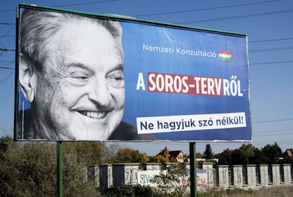 Cartel de la campaña del Gobierno húngaro contra George Soros en una calle de Budapest el pasado octubre.