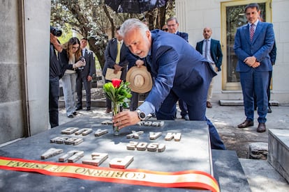 Ofrenda floral con motivo de la visita del ministro español de Política Territorial y Memoria Democrática Ángel Víctor Torres a México en junio. 