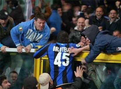 Balotelli festeja con los hinchas del Inter su gol del pasado sábado contra el Juventus.