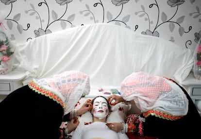 La mujer musulmana es maquillada para su boda en el pueblo de Ribnovo, en las montañas Ródope (Bulgaria).