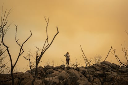 Una vecina de unos de los barrios más afectados de la región por causa de los incendios, observa la zona de San Esteban. 