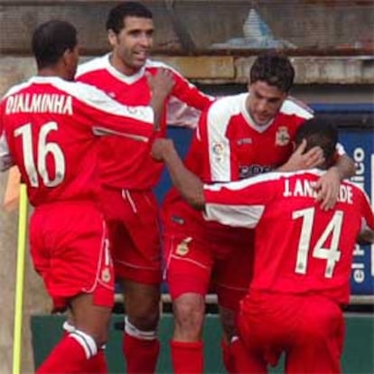 Tristan celebra su gol con los compañeros de equipo.