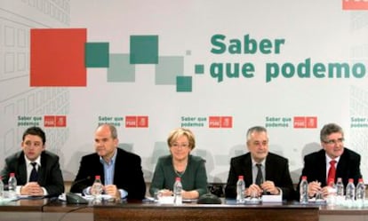 Miembros de la comisión ejecutiva del PSOE andaluz: Petronila Guerrero, presidenta de la diputación de Huelva (c); José Antonio Griñán (2d) y Manuel Chaves (2i)