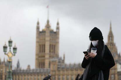 Una viandante paseando por el centro de Londres el 12 de marzo de 2020 (ISABEL INFANTES / AFP)