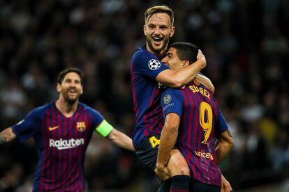 El jugador del Barcelona Ivan Rakitic celebra con Luis Suárez el segundo gol del equipo.