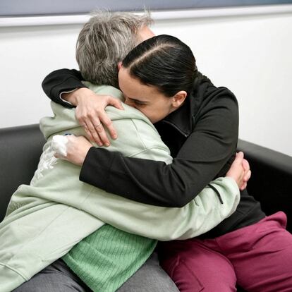 Released British-Israeli hostage Emily Damari embraces her mother, Mandy, after being held in Gaza since the deadly October 7 2023 attack by Hamas, in this?handout?image obtained by Reuters on January 19, 2025.  Courtesy of Israel Defense Forces/Handout via REUTERS  THIS IMAGE HAS BEEN SUPPLIED BY A THIRD PARTY.  BEST QUALITY AVAILABLE.