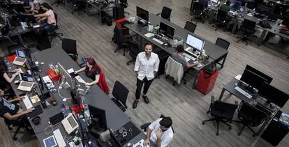José Neves, de pie, en la sede de Farfetch en Oporto.