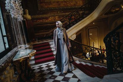 Una modelo posa con un diseño de Firdaws antes del desfile en París.