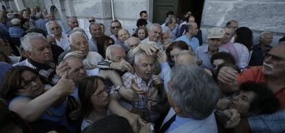 Pensionistas griegos hacen cola frente a un banco en Atenas