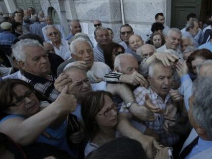 Pensionistas griegos hacen cola frente a un banco en Atenas