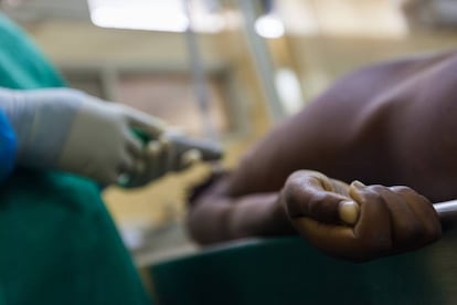 Uma autópsia minimamente invasiva no cadáver de uma criança de 10 anos, no Hospital Central de Maputo (Moçambique).