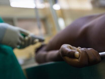 Uma autópsia minimamente invasiva no cadáver de uma criança de 10 anos, no Hospital Central de Maputo (Moçambique).