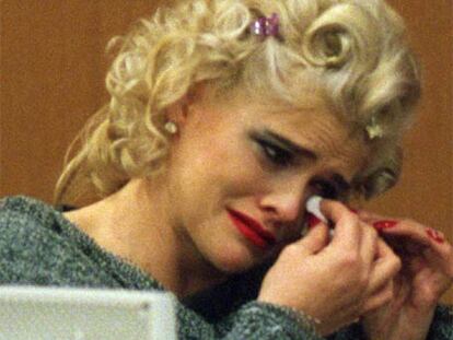 La ex modelo de Playboy llora durante una sesión judicial en una imagen de archivo.