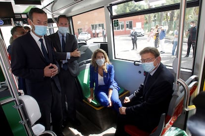 La ministra de Transportes, Movilidad y Agenda Urbana, Raquel Sánchez, junto al presidente de la Generalitat Valenciana, Ximo Puig, en un autobús híbrido que circula por la ciudad de Elche.