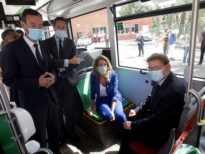 La ministra de Transportes, Movilidad y Agenda Urbana, Raquel Sánchez, junto al presidente de la Generalitat Valenciana, Ximo Puig, en un autobús híbrido que circula por la ciudad de Elche.