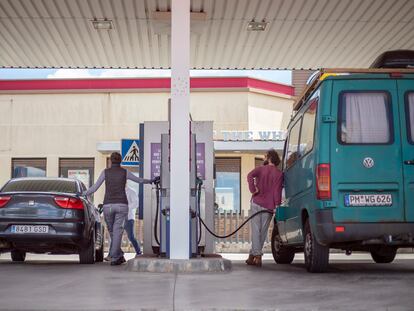 Dos vehículos repostan en una gasolinera de Sevilla, el miércoles.