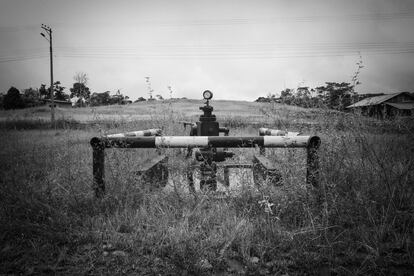 Não se vê o petróleo. Somente sua infraestrutura aparece de vez em quando na paisagem da região. Como essa tubulação e o fechamento de válvulas que anunciam o poço número 20 da Texaco, na periferia da cidade de Lago Agrio, na província de Sucumbíos, nordeste do Equador. A Texaco operou na região até 1992.