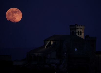 En la madrugada de este miércoles se ha podido observar en Navarra la superluna de mayo, la luna llena mas grande del año llamada también, Superluna de Sangre o "Superluna de lobo sangriento", Uno de los lugares donde se ha podido observar es en la localidad Navarra de Ujue donde los cielos despejados han permitido ver este fenómeno lunar.