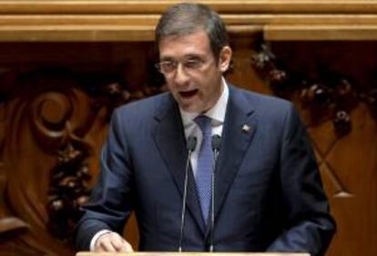 El primer ministro portugués Pedro Passos Coelho (C) interviene durante el debate sobre el estado de la nación. EFE/Archivo