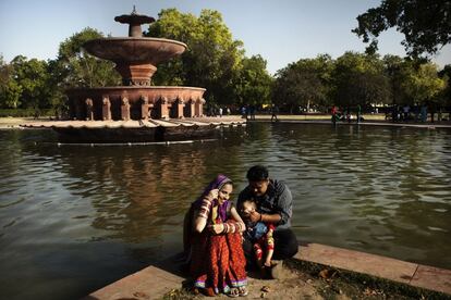 Una pareja con su hijo el parque de la Indian Gate en Nueva Delhi.