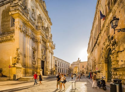 La Via Giuseppe Libertini, con la basílica de San Giovanni Battista del Rosario (a la izquierda).