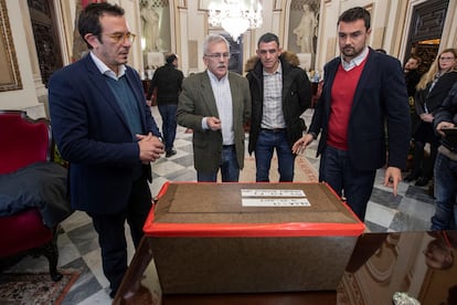 El alcalde de Cádiz, José María González (i), junto a Anton Azkargorta, (2i), nieto de Dionisio Anton Aretxabala, maquinista naval vasco asesinado en 1939 tras ser detenido en Cádiz en plena represión franquista, durante el acto en el que le entregaron los restos de su abuelo, en diciembre de 2019. / ROMÁN RÍOS (EFE)