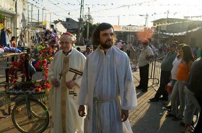 En primer plano, el padre Pepe, atrás, Francisco, antes de ser elegido Papa.