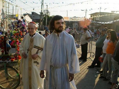 En primer plano, el padre Pepe, atrás, Francisco, antes de ser elegido Papa.