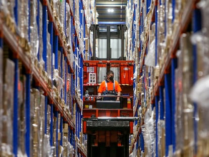 Una trabajadora coloca cajas con vacunas en las instalaciones del centro logista Pharma, en Leganés (Madrid).