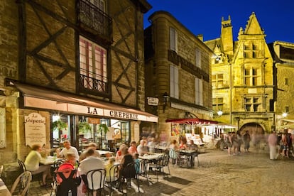 Una terraza en Sarlat-la-Canéda, en La Dordoña (Francoa), con la casa natal de La Boétieal fondo.