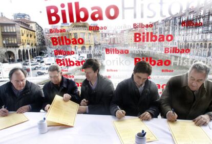 Los impulsores de BilbaoHistoriko firman en el puente de La Ribera la carta fundacional de la coordinadora.