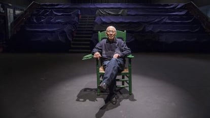 Salvador T&aacute;vora posa en su sill&oacute;n de dirigir ante su teatro vac&iacute;o.