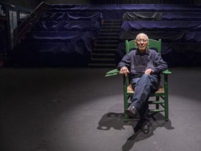 Salvador T&aacute;vora posa en su sill&oacute;n de dirigir ante su teatro vac&iacute;o.