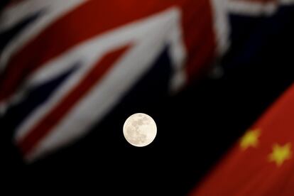 La super luna entre las banderas de Reino Unido y China en la plaza de Tiananmen de Pekín (China).