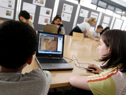 Alumnos del instituto Beatriz Galindo trabajan en clase con ordenadores.