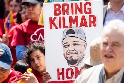 Una persona sostiene un cartel con la imagen de Kilmar Abrego García, durante una manifestación en Washington DC.