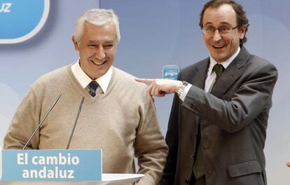 Javier Arenas y Alfonso Alonso, en un acto en Carmona (Sevilla).