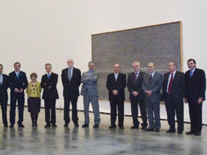 Los miembros del Patronato del Museo Guggenheim que asistieron a la reunión de ayer posan en una de las salas de exposición.